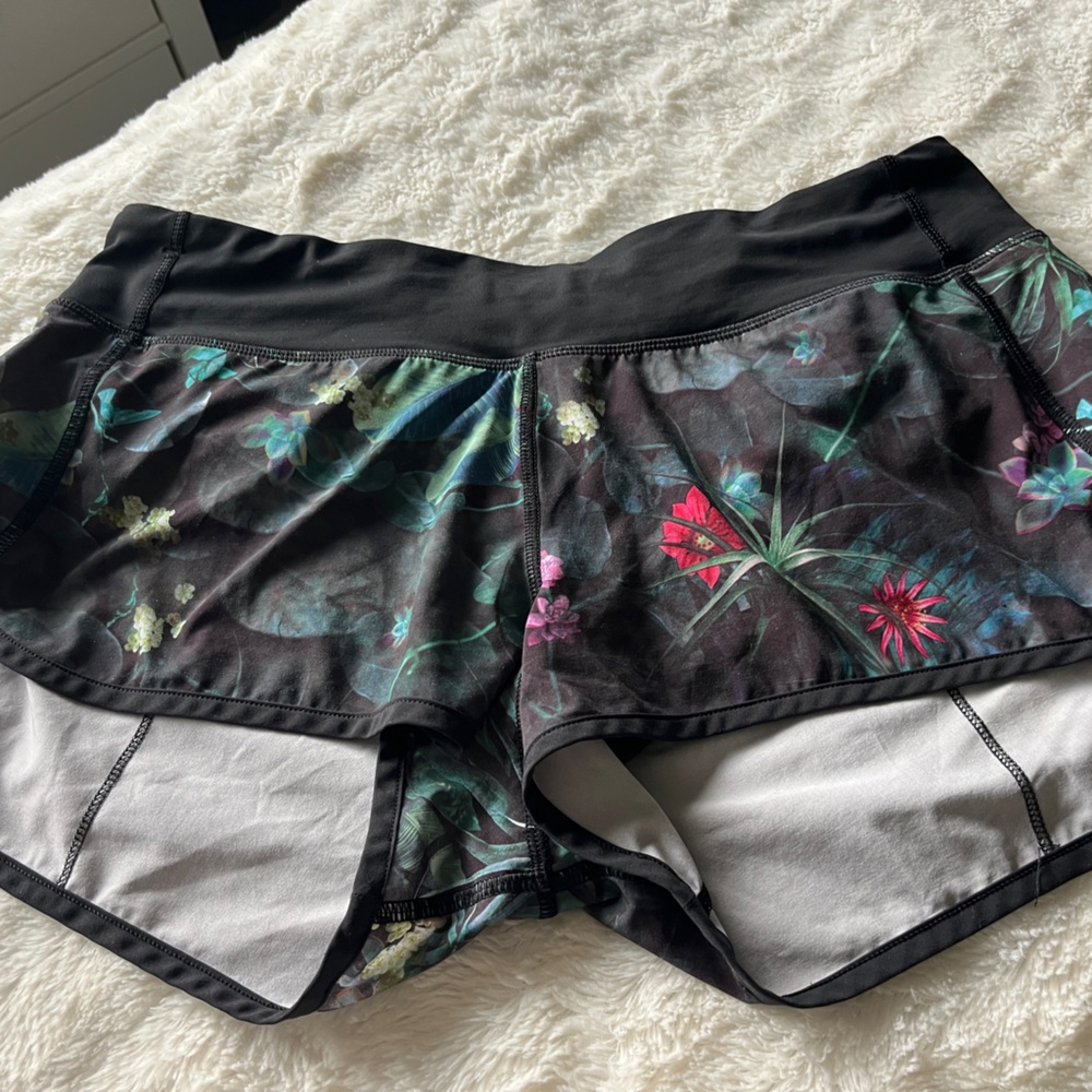 Lululemon speed up Shorts Women Curious Jungle Black Floral Vented Lined size 8